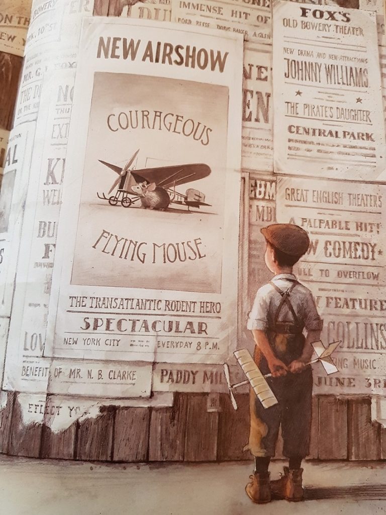 Der junge Lindbergh steht vor plakatierter Wand mit Flugzeug in der Hand und ist inspiriert von den Abenteuergeschichte
